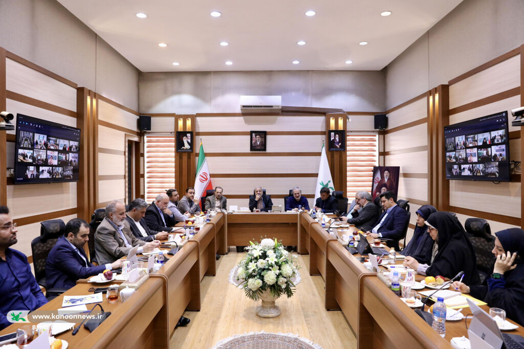 نشست شورای معاونان و مدیران کل کانون با حضور وزیر آموزش و پرورش گزارش معاونان، رئیس کانون زبان و مدیرانکل استانها به وزیر آموزش و پرورش