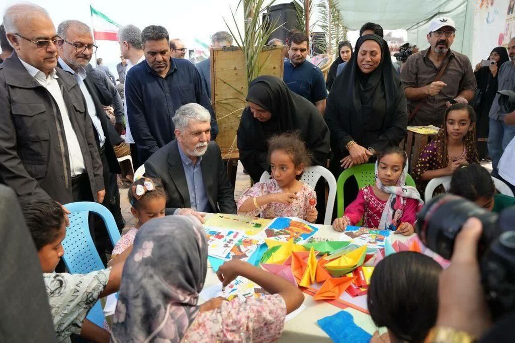 حضور وزیر فرهنگ و ارشاد اسلامی در غرفه مرکز هرمز بازدید وزیر فرهنگ و ارشاد اسلامی از غرفه کانون در جزیره هرمز