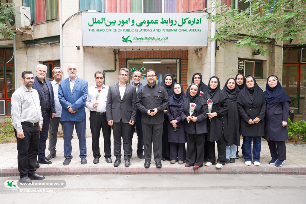 حضور مدیرعامل در روابط عمومی کانون به مناسبت روز ارتباطات روابط عمومی کانون باید به یک رسانه پویا و اثرگذار تبدیل شود