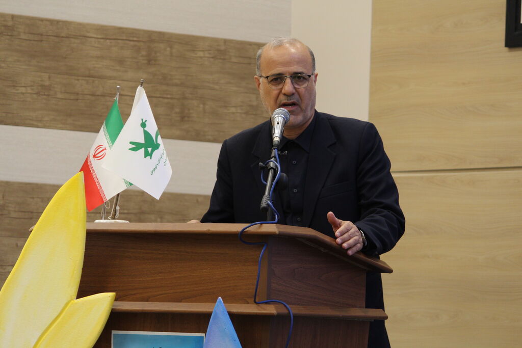قابهای ماندگار از آئین رونمایی از سرود سه زبانه «صالح بعد صالح» با حضور دکتر حمایت میرزاده معاون وزیر در جمع کانونیهای آذربایجانشرقی (1) کانون پرورش فکری، مرکز رفتار درمانی است