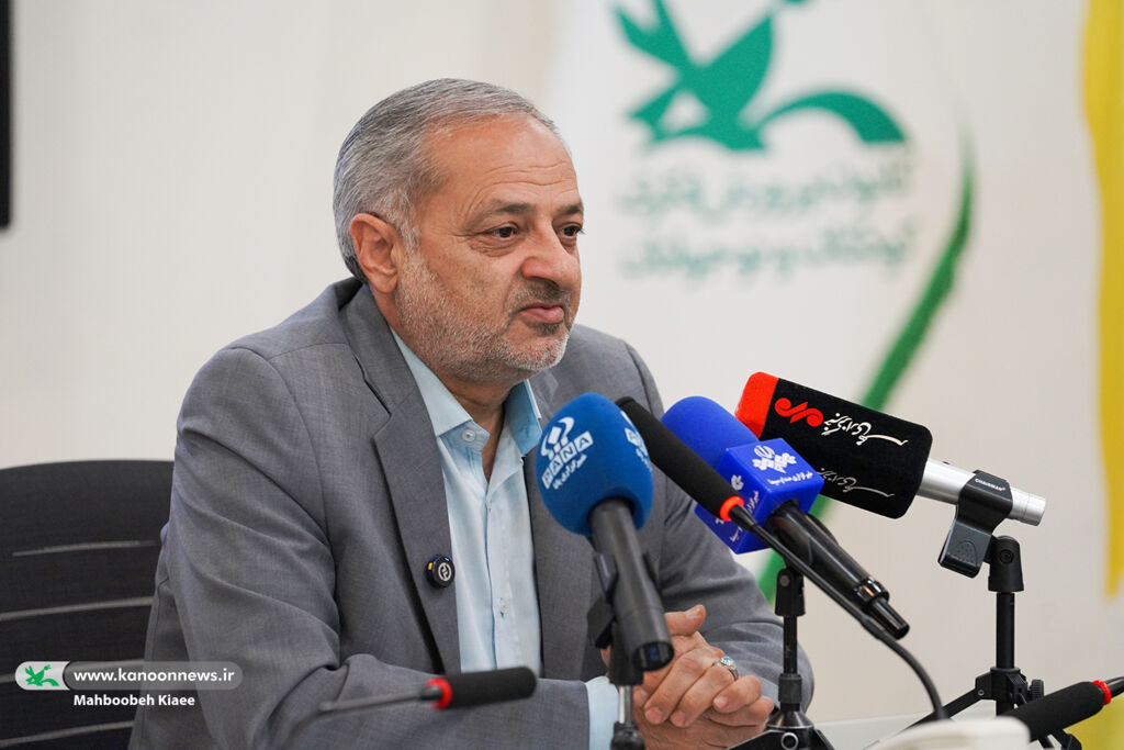 آیین رونمایی از مجموعه کتاب «گنج قصهها» با حضور وزیر آموزش و پرورش «گنج قصهها» کودکان را با ریشههای فرهنگی ایران پیوند میدهد/ هیچ رسانه یا فناوریای نمیتواند جای کتاب را بگیرد