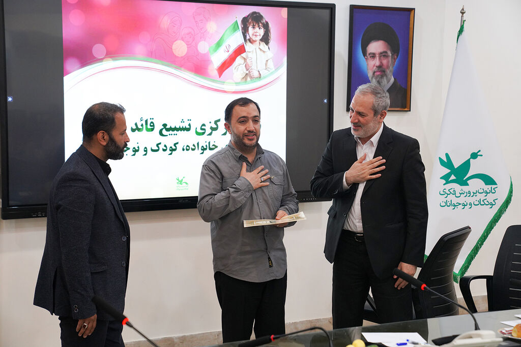 نشست کمیته خانواده، کودک و نوجوان ستاد مرکزی تشییع قائد شهید مدیرعامل کانون مسئول کمیته خانواده، کودک و نوجوان ستاد تشییع پیکر رهبر شهید شد