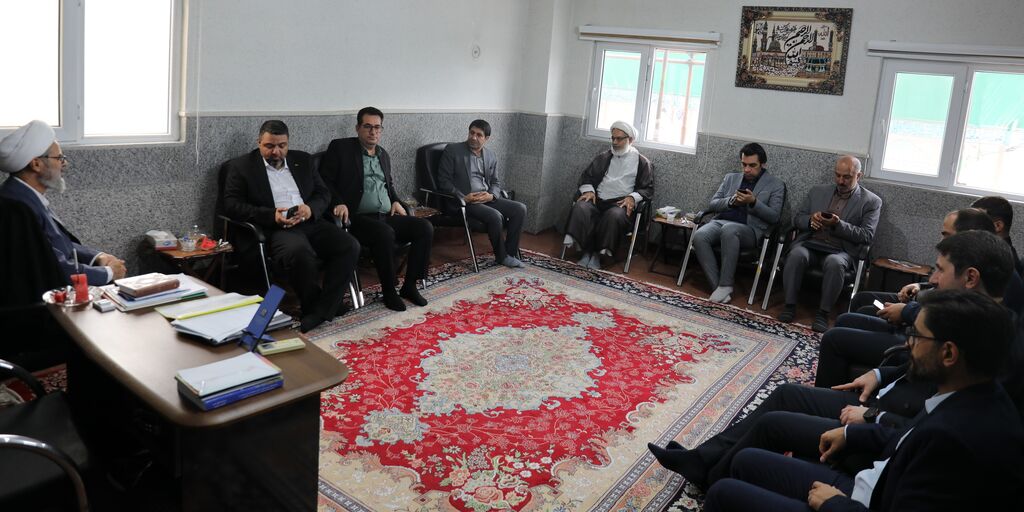 دیدار با امام جمعه برای حفظ هویت نسل آینده باید در میدان فرهنگ ایستاد