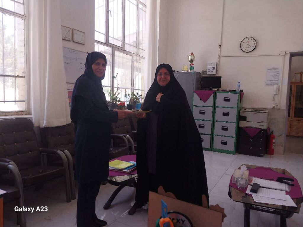 سمنان1405 تقدیر از مدیران و معلمان همراه با کتابخانه پستی سمنان