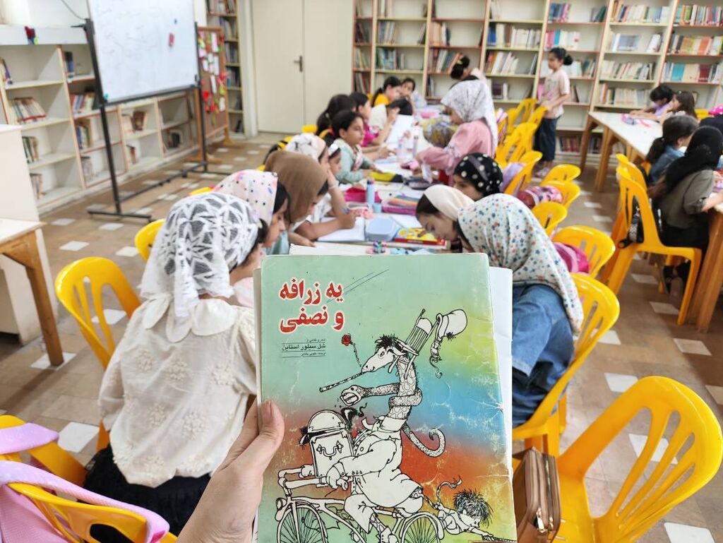 سمنان1405 زرافه قصهها در مرکز ۱ دامغان به کمک اعضا سبک شد