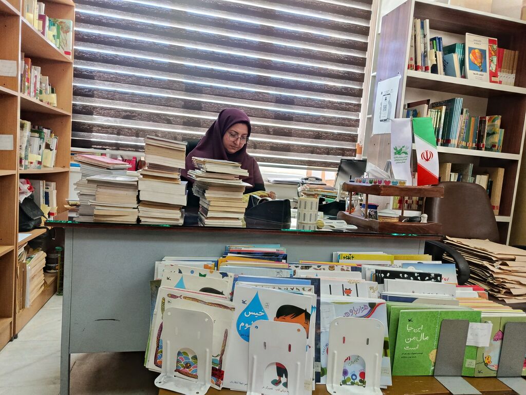 سمنان1405 پیشخوان کتابخانههای پستی سمنان برای استقبال از تابستانی پُرشور و کتابمحور آماده شد