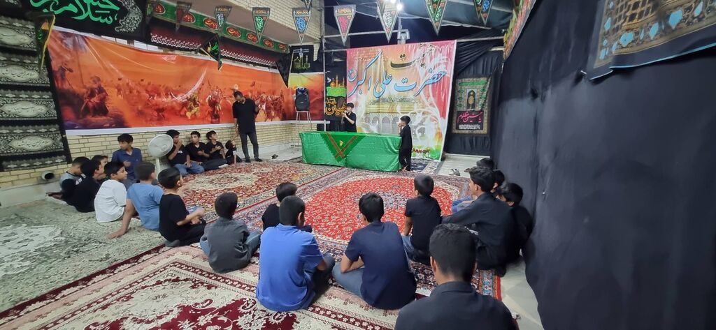 طنین نوای عاشورایی در هیئت کودکان و نوجوانان حضرت علیاکبر (ع) جهرم طنین نوای عاشورایی در هیئت کودکان و نوجوانان حضرت علیاکبر (ع) جهرم