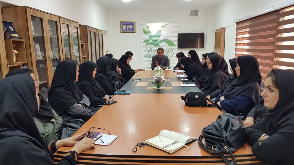 کرمانشاه. نشست با مسئولان مراکز نشست توجیهی با مسئولان مراکز کانون کرمانشاه برگزار شد