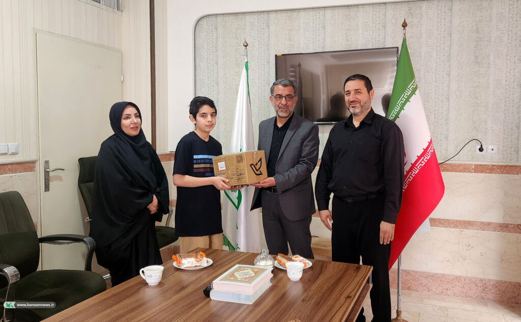 تجلیل از عضو نوجوان کانون قم با حضور مدیرکل پست تجلیل از عضو نوجوان کانون قم با حضور مدیرکل پست