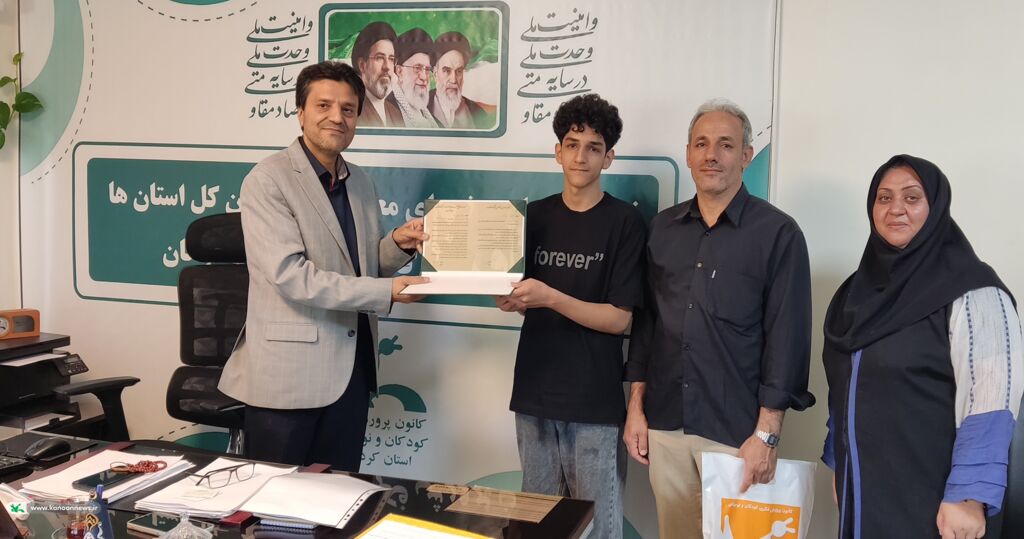 «قاف» سکوی پرواز استعدادهای ادبی؛ تقدیر مدیرکل کانون کردستان از عضو راهیافته به باشگاه ملی قاف «قاف» سکوی پرواز استعدادهای ادبی؛ تقدیر مدیرکل کانون کردستان از عضو راهیافته به باشگاه ملی قاف