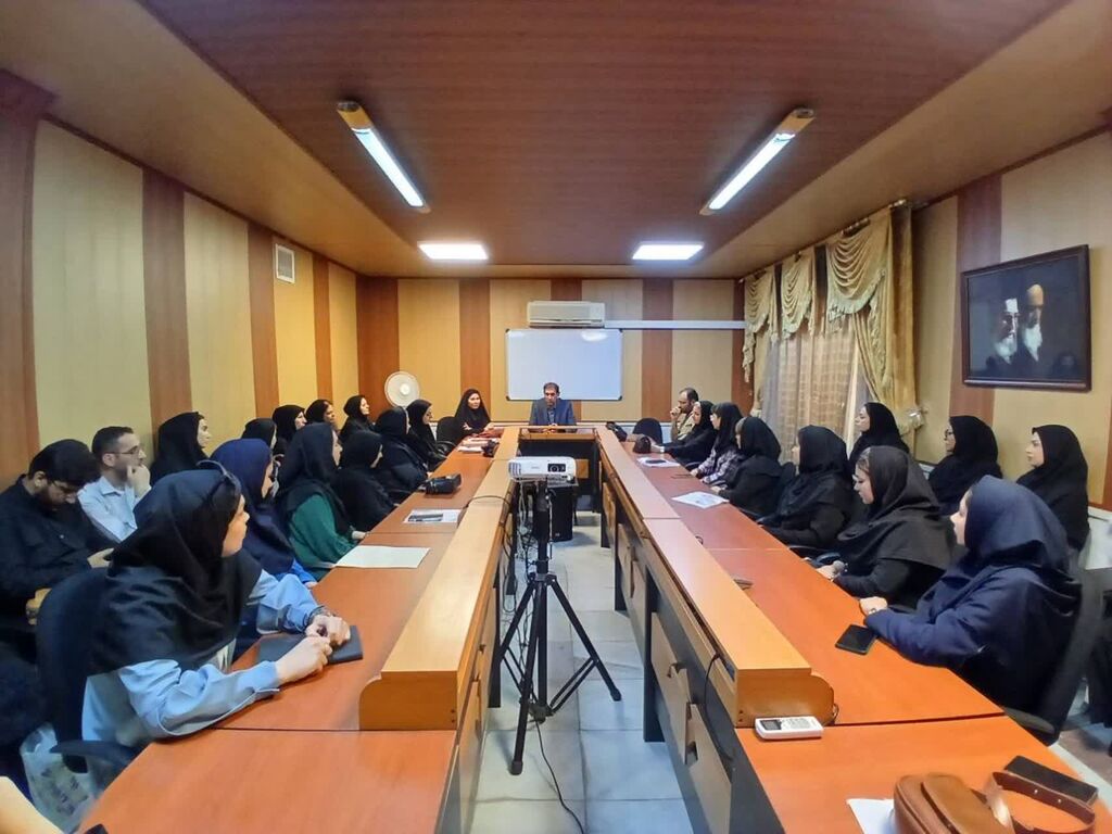 کرمانشاه. نشست با مربیان کارگاهی نشست تبیین و توجیه مربیان کارگاههای تابستانی مراکز کانون کرمانشاه