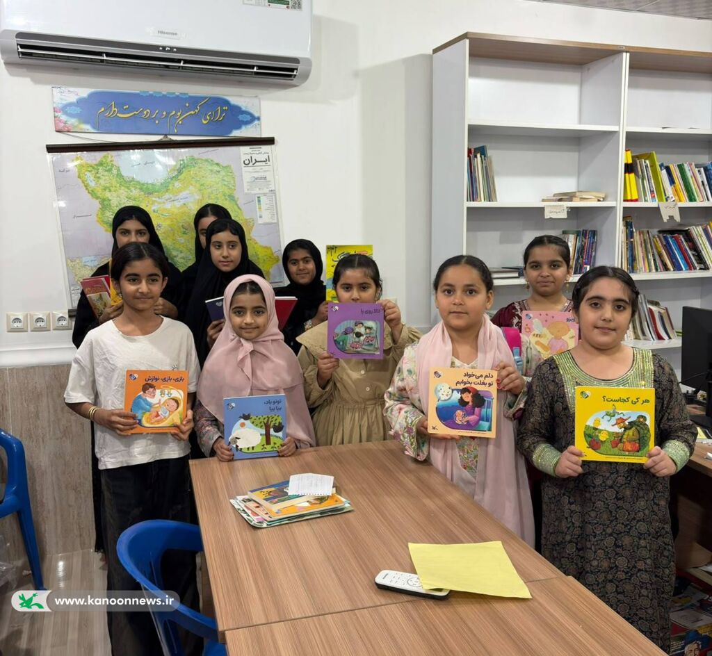 حضور فعال مروج بومی در قلب روستا؛ کانون با کتاب ها به خانهی کودکان سهموی شمالی میرود حضور فعال مروج بومی در قلب روستا؛ کانون با کتاب ها به خانهی کودکان سهموی شمالی میرود
