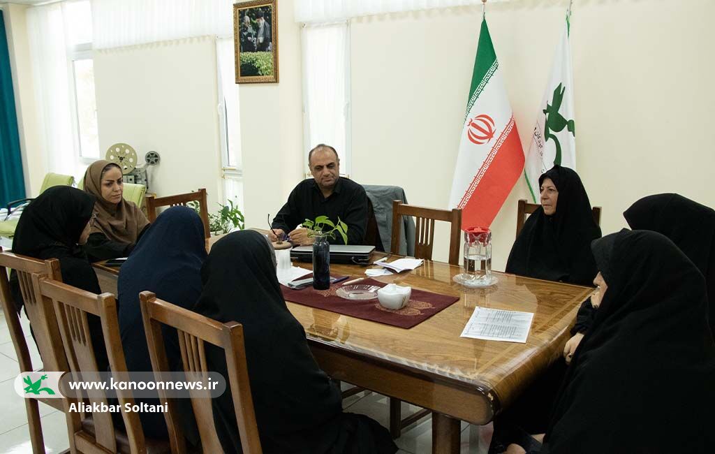 نشست هماندیشی باشگاه ادبی «قاف» در کانون کرمان نشست هماندیشی باشگاه ادبی «قاف» در کانون کرمان برگزار شد