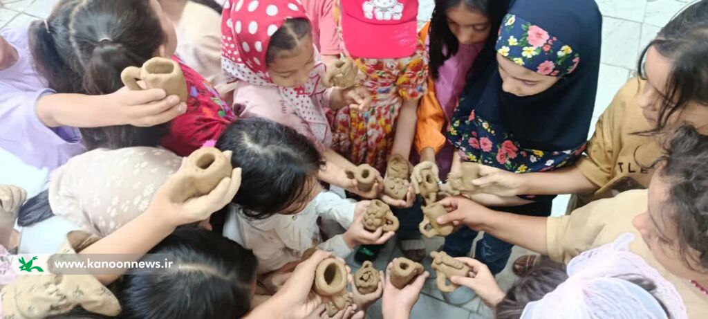 وداع با رهبر شهید_مرکزی تجلیِ عشق و خدمت در دستانِ کوچکِ اعضای کانون شماره ۷ اراک برای قائد شهید