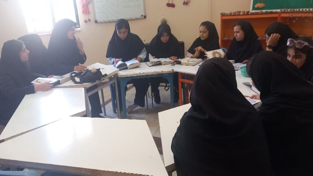 کرمانشاه. کرند غرب. قرآن برگزاری جلسه آموزش قرآن و قرائت آیات در کانون کرندغرب