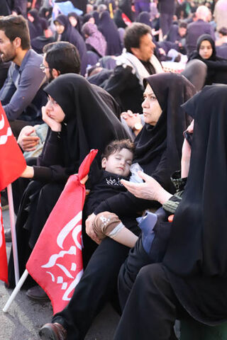 در کنار رهبر شهید؛ روایت حضور گرم کودکان و نوجوانان در آیین تشییع