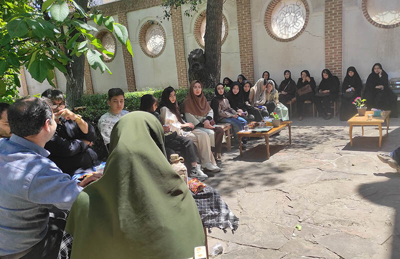 چهل و پنجمین نشست انجمن شاعران نوجوان کانون اردبیل در «موزه شهدا» چهل و پنجمین نشست انجمن شاعران نوجوان کانون اردبیل در «موزه شهدا» برگزار شد
