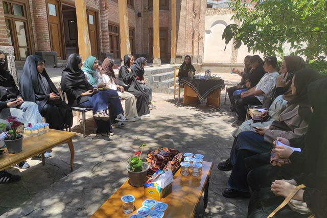 چهل و پنجمین نشست انجمن شاعران نوجوان کانون اردبیل در «موزه شهدا» برگزار شد