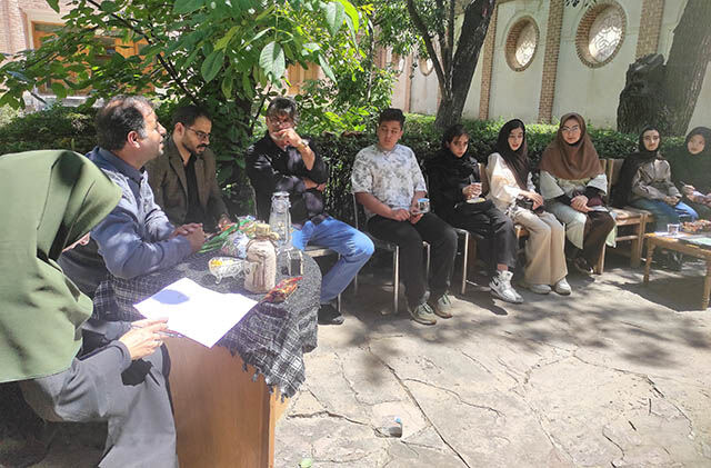 چهل و پنجمین نشست انجمن شاعران نوجوان کانون اردبیل در «موزه شهدا» برگزار شد