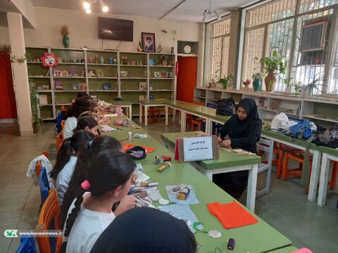 دست‌سازه‌های حسینی اعضای کانون لرستان برای کودکان زائر اربعین