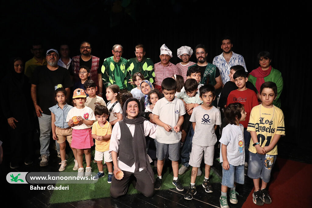 نمایش «اینهمه تلق و ملق» با هنرنمایی توانخواهان و حضور گیتی خامنه آغاز شد