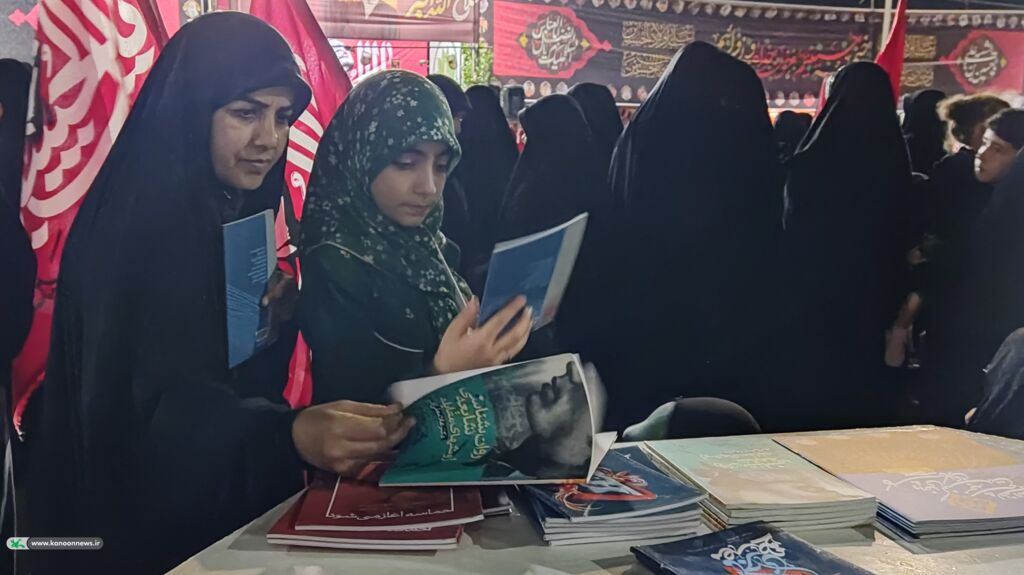 برپایی میز ارتباطات مردمی کانون کردستان در تجمعات شبانه میدان آزادی سنندج