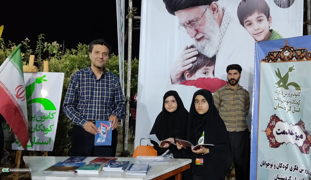 برپایی میز ارتباطات مردمی کانون کردستان در تجمعات شبانه میدان آزادی سنندج برپایی میز ارتباطات مردمی کانون کردستان در تجمعات شبانه میدان آزادی سنندج