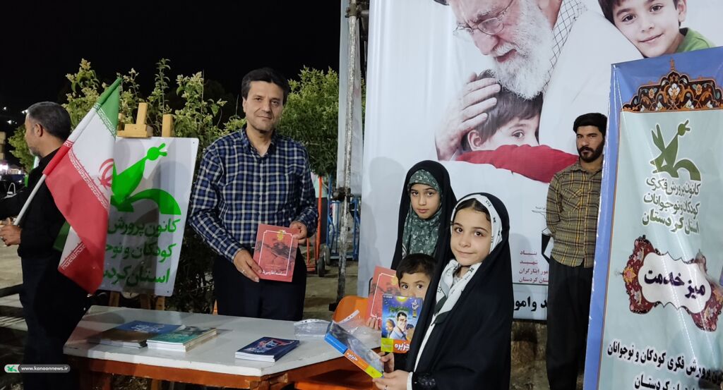 برپایی میز ارتباطات مردمی کانون کردستان در تجمعات شبانه میدان آزادی سنندج