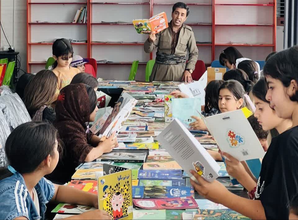 کرمانشاه. ثلاث باباجانی. ادبیات کانون ثلاث باباجانی در مرکز برای کودکان کاروان کتاب راه انداخت