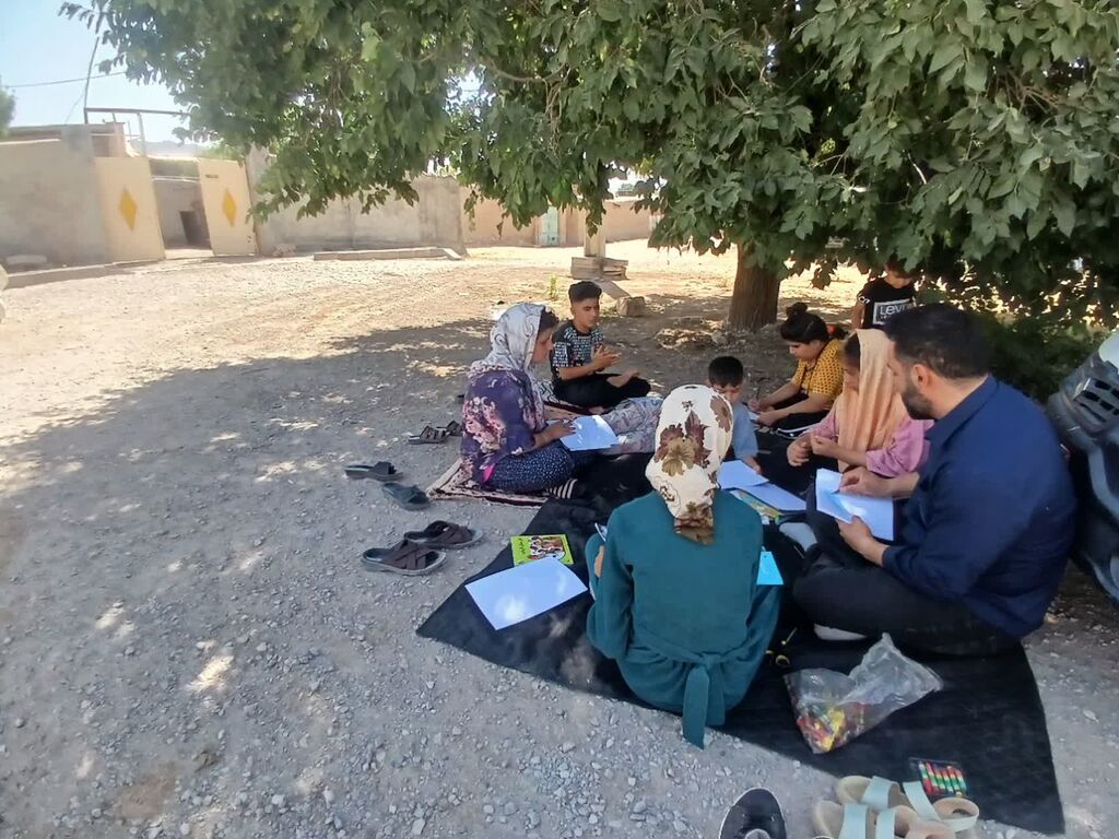 واحد شماره ۱ سیار کانون کرمانشاه برنامههای روز ادبیات کودک و نوجوان را به روستا برد