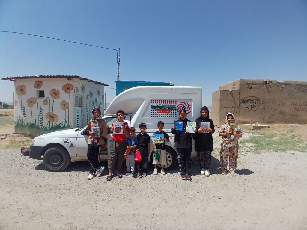 واحد شماره ۱ سیار کانون کرمانشاه برنامههای روز ادبیات کودک و نوجوان را به روستا برد