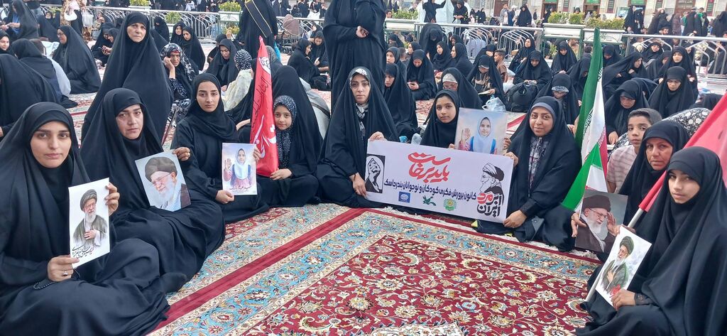 از موکب خدمت تا روایت خورشید؛ سفر معنوی ۱۶ خانواده مرکز هنری جاسک به مشهد برای ادای احترام به رهبر شهید