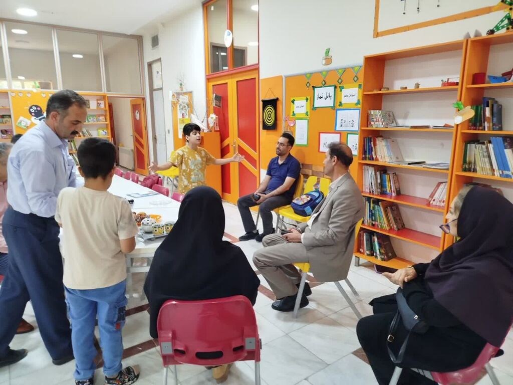 مدیرکل کانون کرمانشاه با اعضا و مربی مرکز شماره ۱ صحنه دیدار کرد