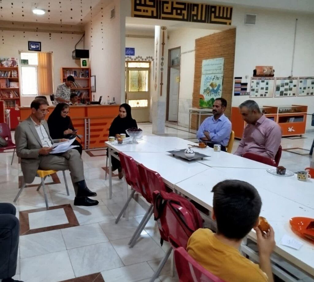 مدیرکل کانون کرمانشاه با اعضا و مربی مرکز شماره ۱ صحنه دیدار کرد