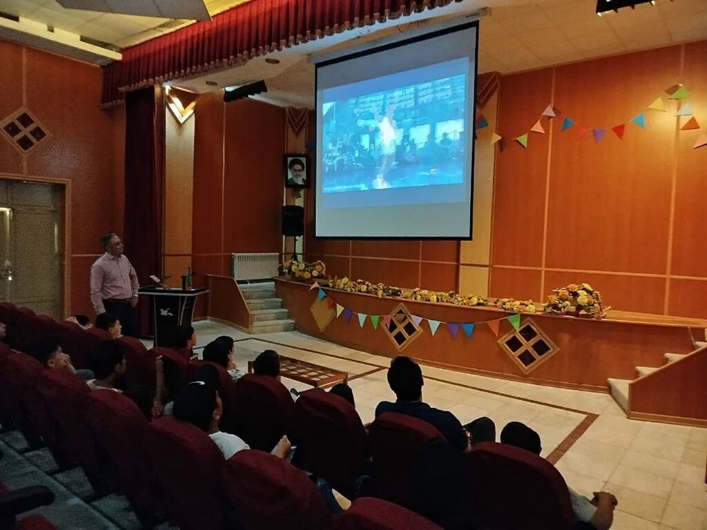 مدیرکل کانون کرمانشاه با اعضا و مربی مرکز شماره ۱ صحنه دیدار کرد