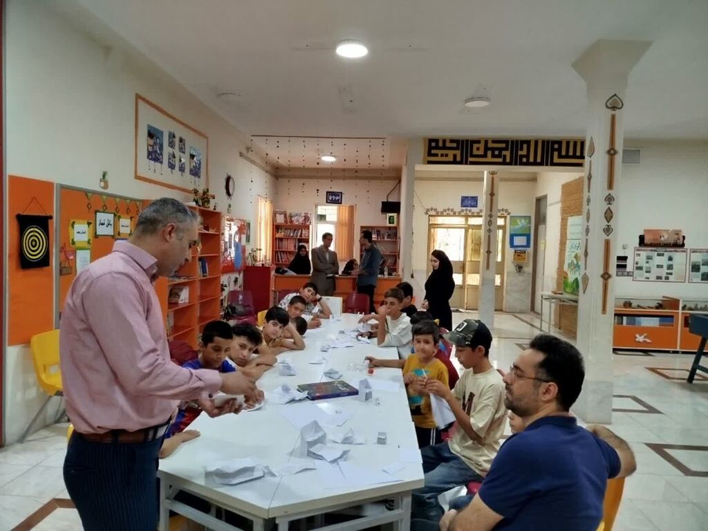 مدیرکل کانون کرمانشاه با اعضا و مربی مرکز شماره ۱ صحنه دیدار کرد