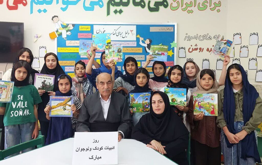 کرمانشاه. جوانرود. نویسنده دورهمی اعضای کانون جوانرود با نویسنده شهیر این شهرستان