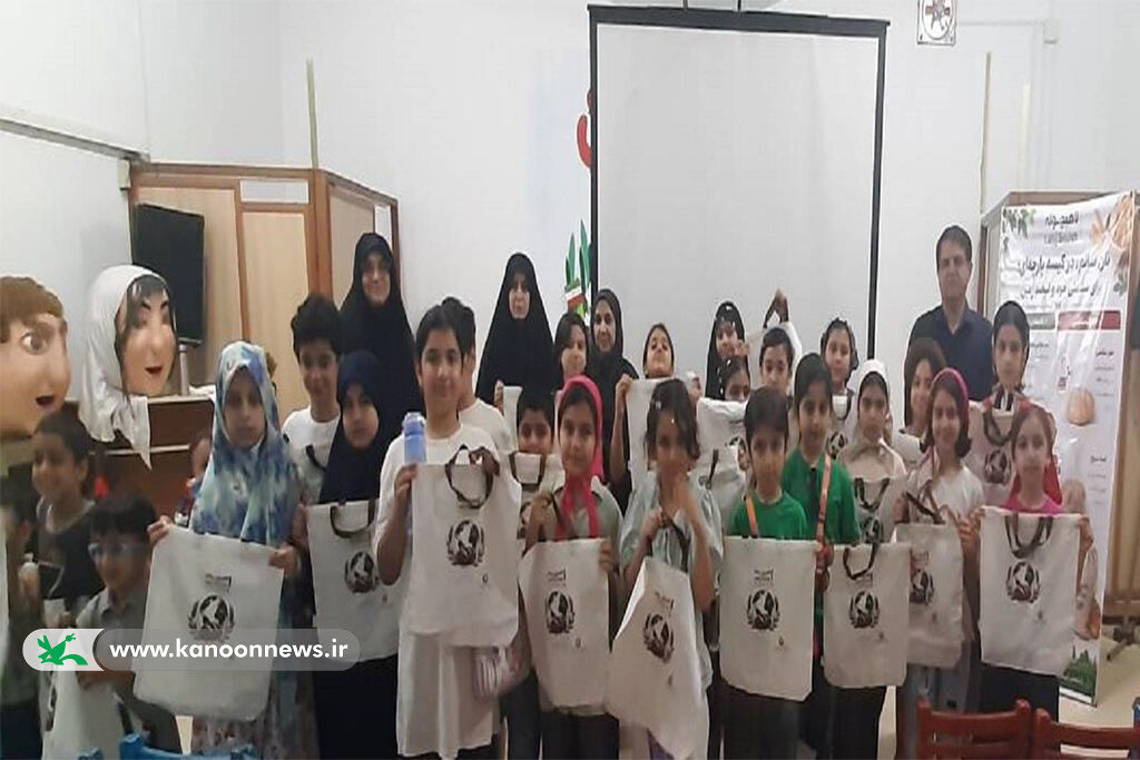 نشست زیستمحیطی نه به پلاستیک در کانون لاهیجان فرهنگسازی برای حذف پلاستیک در نشست محیطزیستی کانون لاهیجان