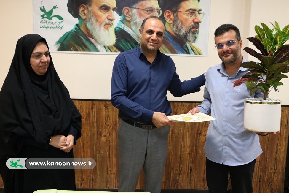 تقدیر از کارشناس فناوری اطلاعات کانون پرورش فکری استان کرمان تقدیر از کارشناس فناوری اطلاعات کانون پرورش فکری استان کرمان