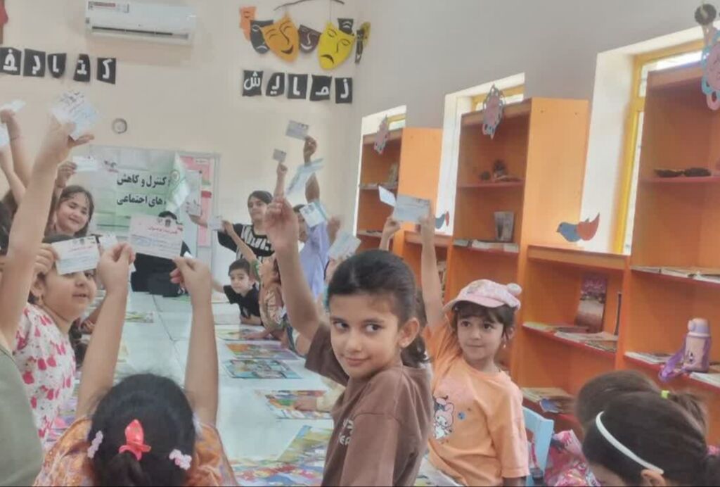 کارگاه آموزشی مهارتهای اجتماعی و آشنایی با وظایف پلیس در کانون گیلانغرب
