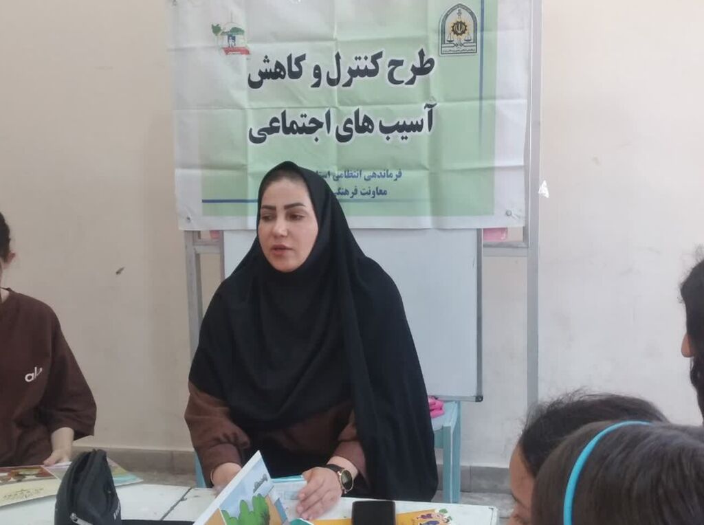 کارگاه آموزشی مهارت‌های اجتماعی و آشنایی با وظایف پلیس در کانون گیلانغرب