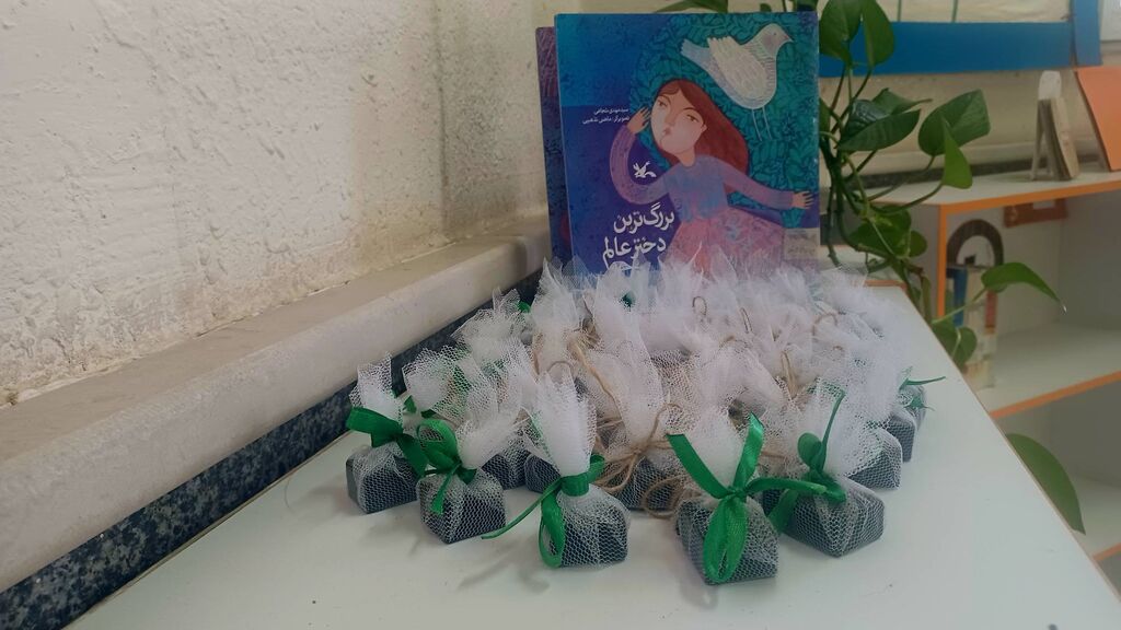 سمنان1405 ساختِ شمعهای نذری با دستانِ کوچکِ اعضای کانون شهمیرزاد