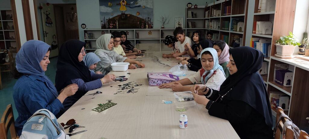 سمنان1405 برگزاری کارگاه «دستسازههای حسینی» با مشارکت گرم خانوادهها در مجتمع کانون سمنان