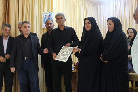 صد و دومین نشست انجمن شعر آفرینش با تلفیقی از نقد ادبی، تقدیر از فعالان فرهنگی و بازدید از آثار تاریخی، گامی مؤثر در تقویت پیوند میان هنر، دین و تاریخ در فضای فرهنگی شهر مهربان برگزار شد.