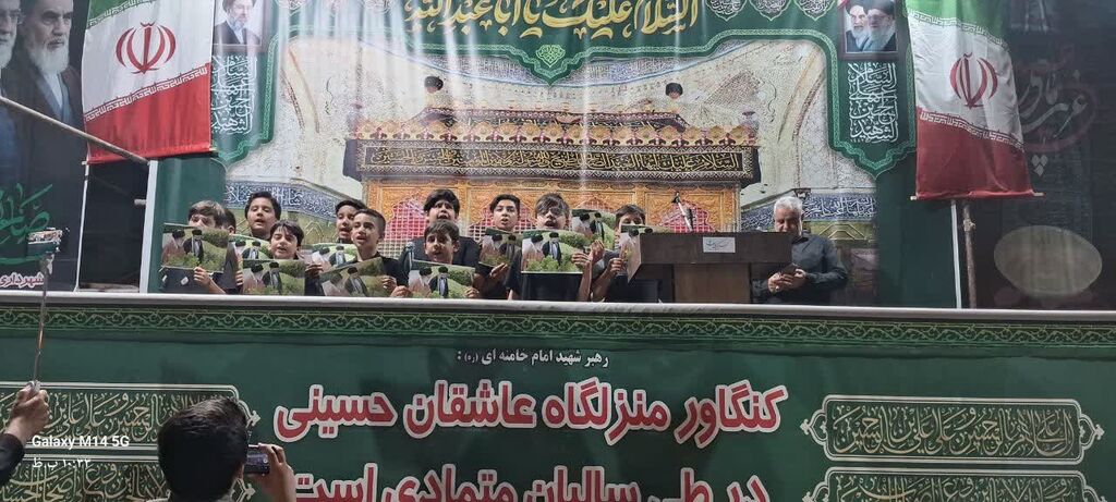 کرمانشاه. کنگاور. سرود اعضای مرکز کنگاور سرود «یاد رهبر شهید» را در اجتماع مردمی اجرا کردند