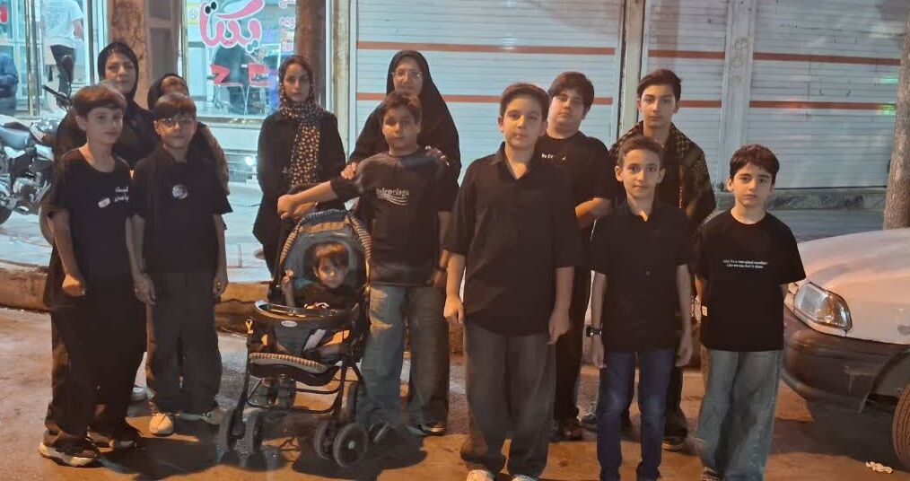اعضای مرکز کنگاور سرود «یاد رهبر شهید» را در اجتماع مردمی اجرا کردند