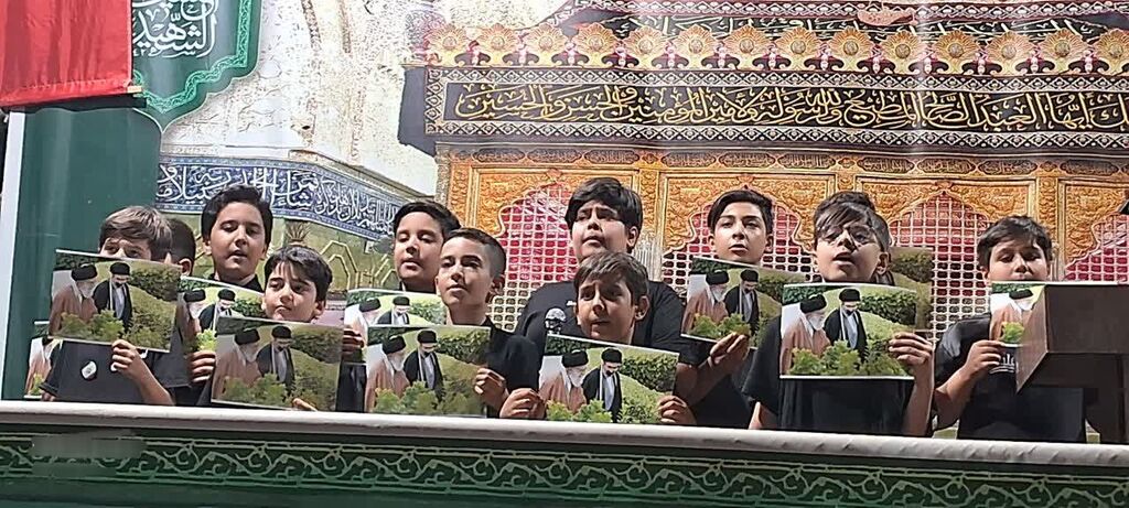 اعضای مرکز کنگاور سرود «یاد رهبر شهید» را در اجتماع مردمی اجرا کردند