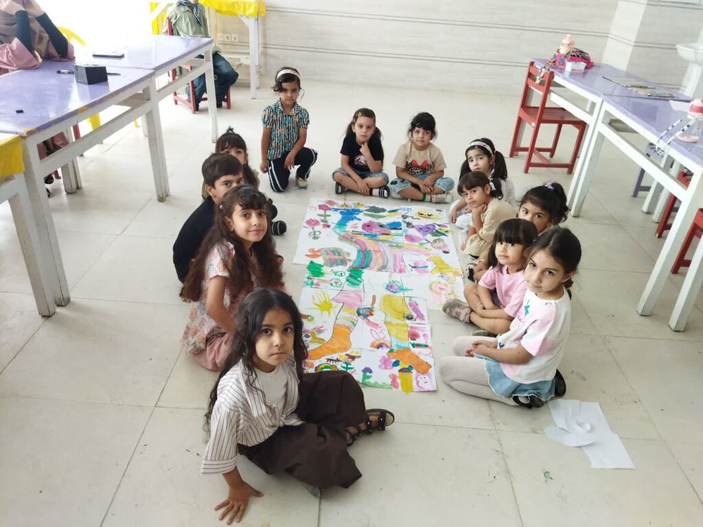 خلق دنیای خیال کودکان با نقاشی گروهی در مجتمع کانون همدان