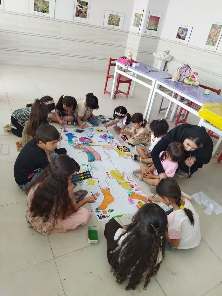 خلق دنیای خیال کودکان با نقاشی گروهی در مجتمع کانون همدان