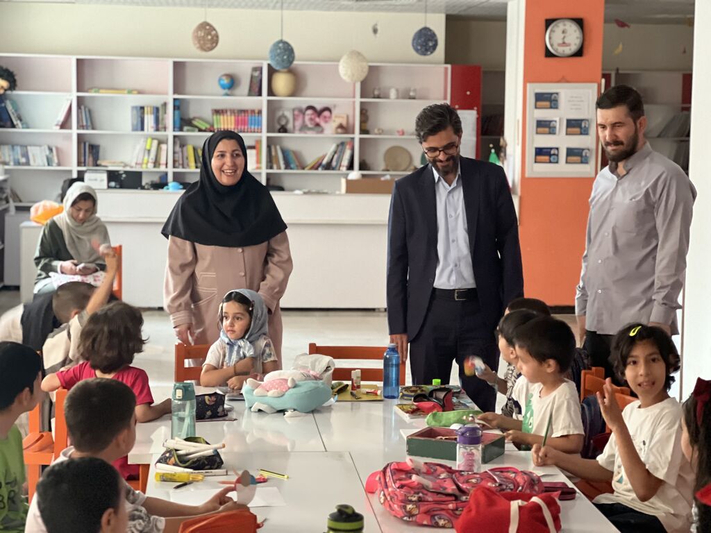 بازدید مدیرکل از مرکز فراگیر مدیرکل کانون استان در مرکز فراگیر بجنورد از نزدیک پای روایت خلاقیت نشست